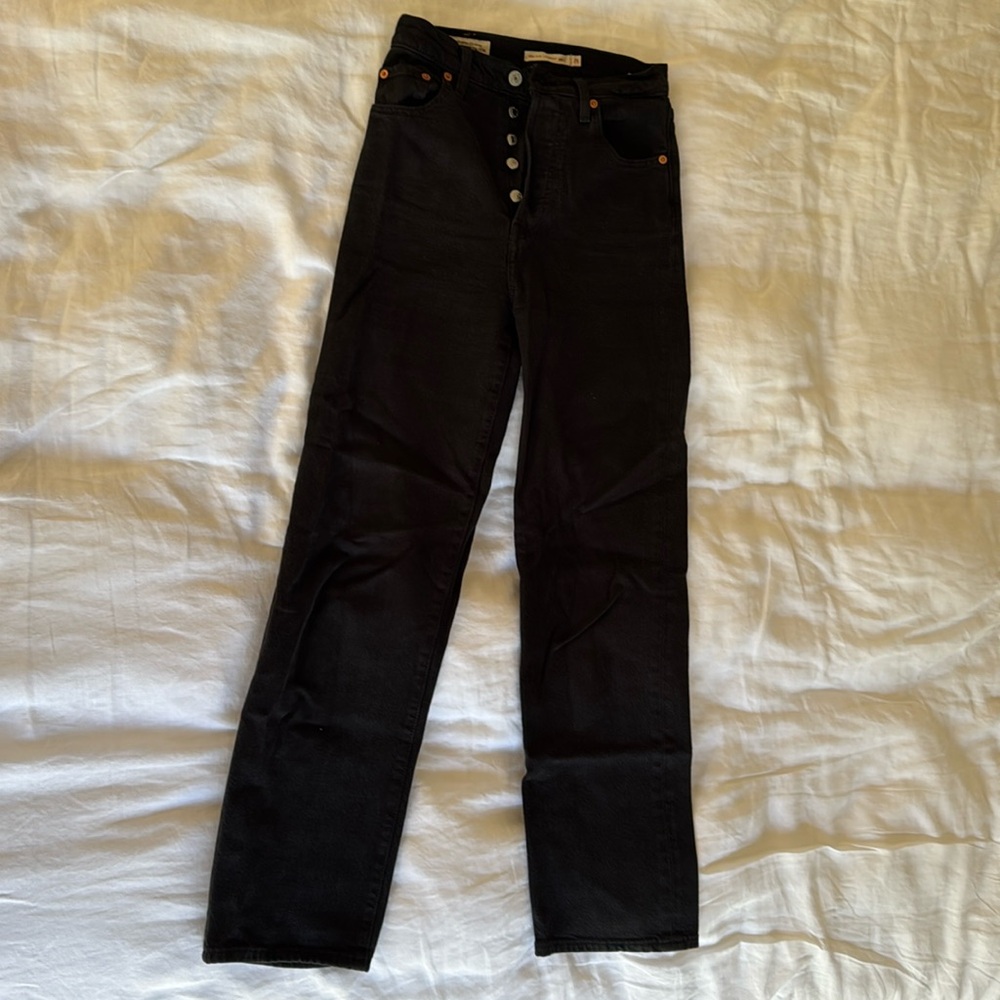 Levi’s black Ribcage Straight Ankle, size 25
